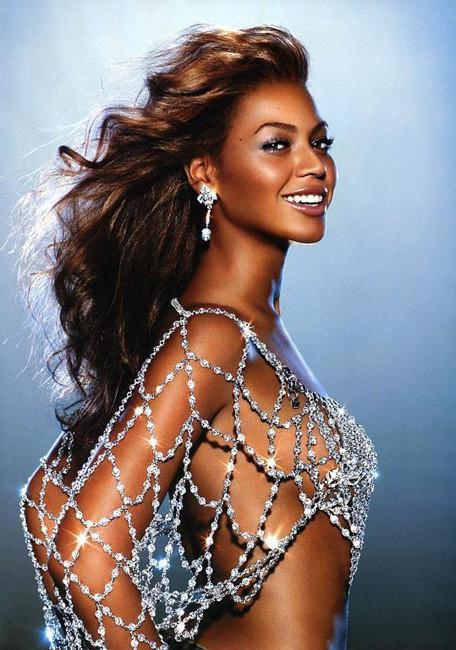 15P Sexy celebrity sensation Beyonce Knwoles exposes her ass