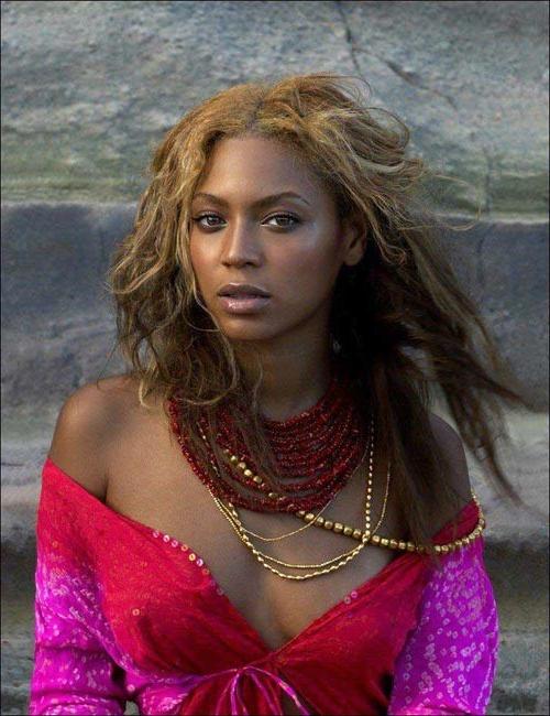 15P Sexy celebrity sensation Beyonce Knwoles exposes her ass