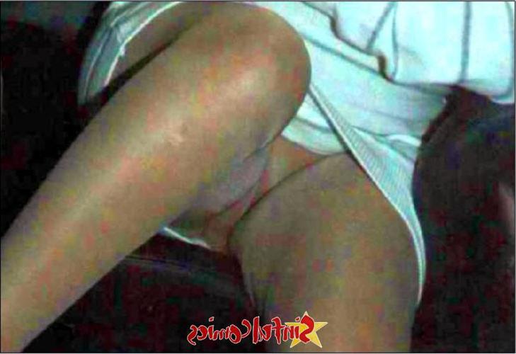 16P Christina Aguilera showing her nice shaved pussy