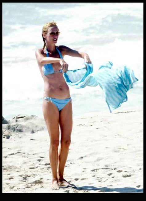 15P Sexy celebrity babes having fun at the beach during vacation