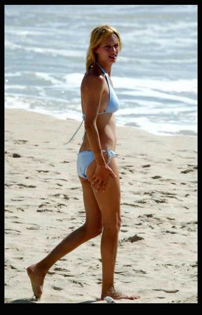 15P Sexy celebrity babes having fun at the beach during vacation