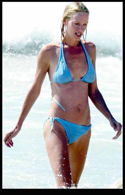 15P Sexy celebrity babes having fun at the beach during vacation