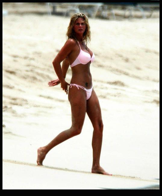15P Sexy celebrity babes having fun at the beach during vacation