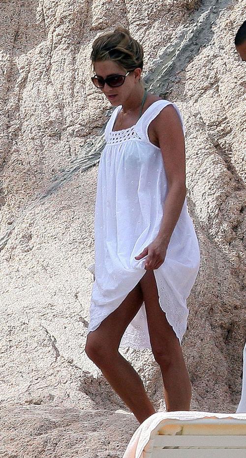 16P Jennifer Aniston showing nice big tits on beach