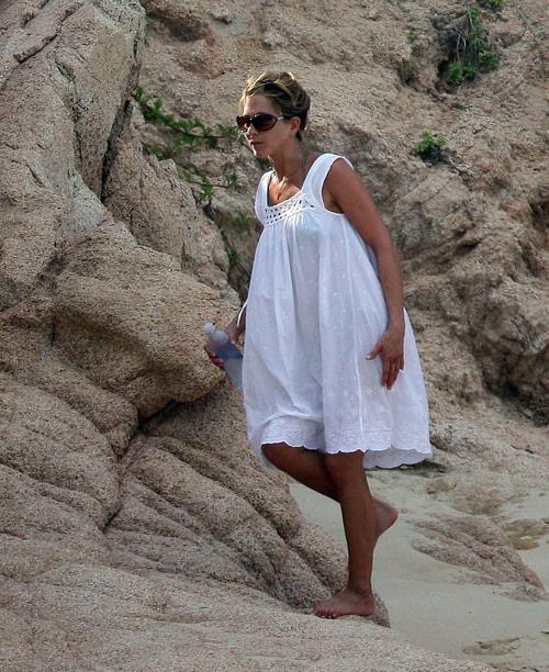 16P Jennifer Aniston showing nice big tits on beach