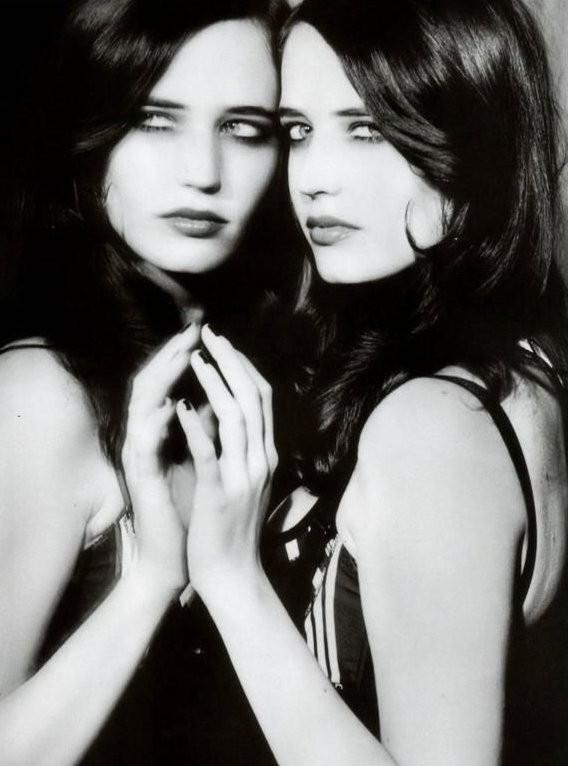 16P james bond star eva green shows big tits and pussy lips