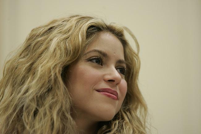 15P Amazing celebrity beauty Shakira in very sexy bikini