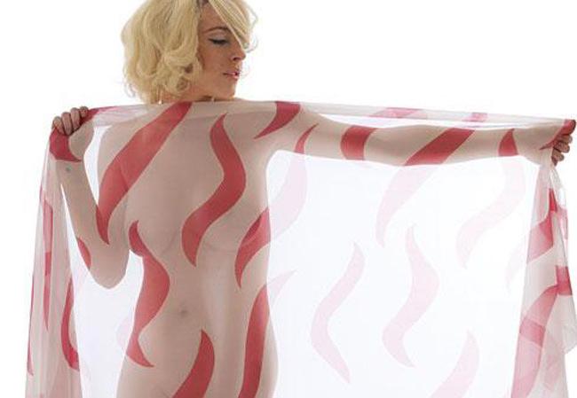 15P Celebrity scandal babe Lindsay Lohan nude and shaved