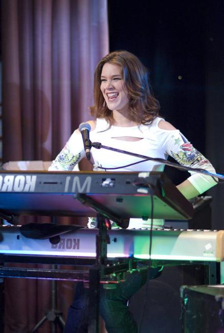 15P Celebrity babe Joss Stone kissing her very hot babe