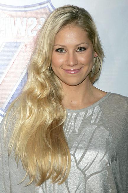 15P Celebrity babe Anna Kournikova sexy in yellow bikini and upskrit