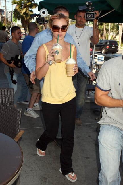 15P Celebrity scandal babe Britney Spears black skirt upskirt