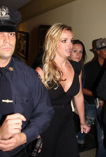 15P Celebrity scandal babe Britney Spears black skirt upskirt