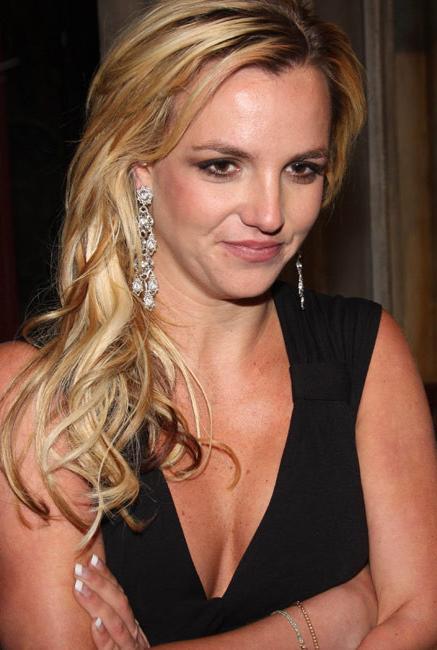 15P Celebrity scandal babe Britney Spears black skirt upskirt
