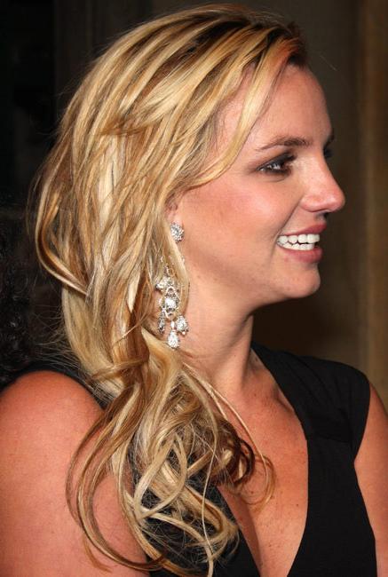 15P Celebrity scandal babe Britney Spears black skirt upskirt