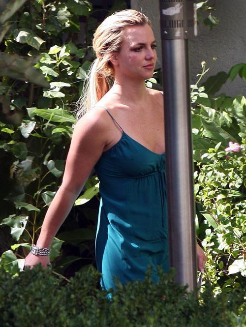 16P Britney Spears showing her nice shaved pussy