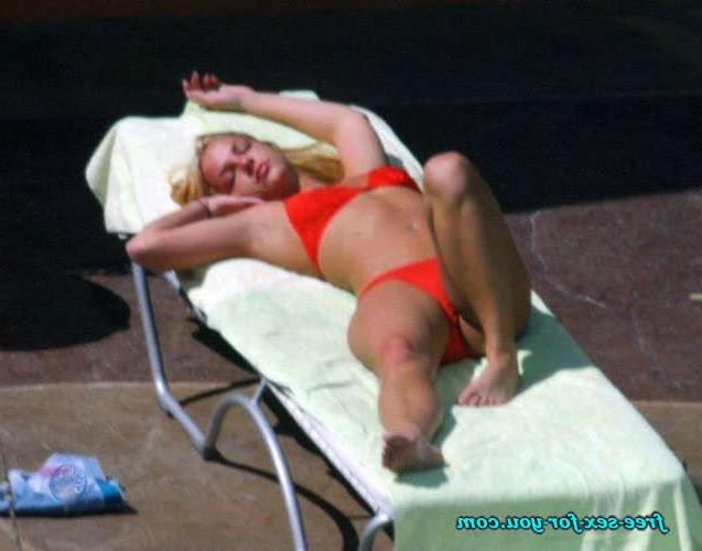 16P Britney Spears posing totally nude and show pussy