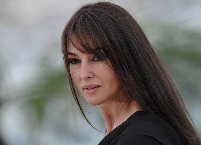 15P Celebrity italian actress Monica Bellucci nipple slip