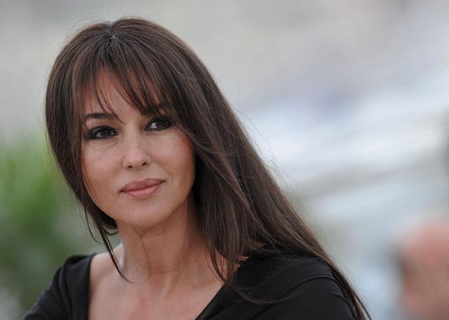 15P Celebrity italian actress Monica Bellucci nipple slip