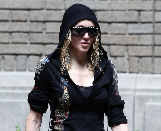 15P Celebrity milf singer Madonna dress oops breasts