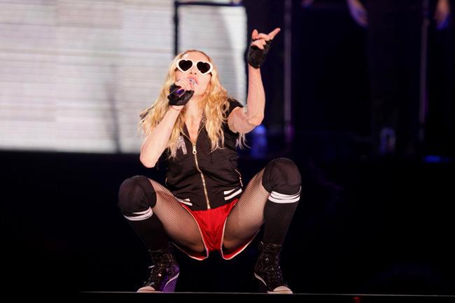 15P Celebrity milf singer Madonna dress oops breasts