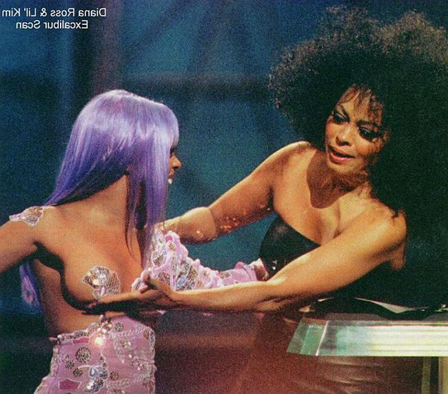 15P Celebrity black singer Lil Kim shaved pussy flash