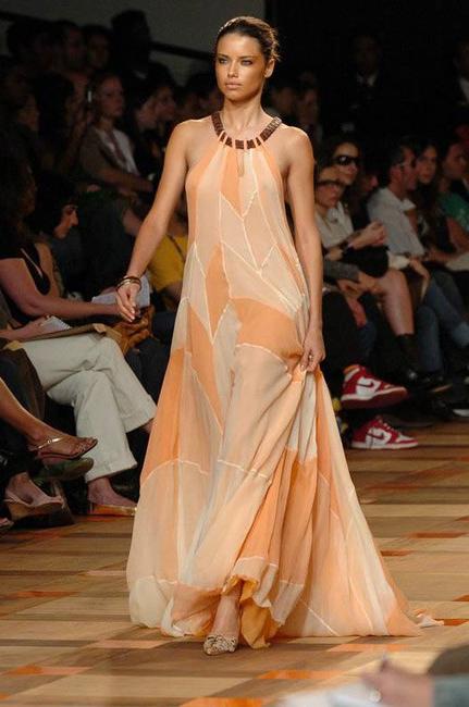 15P Celebrity beauty Adriana Lima nice live upkirt