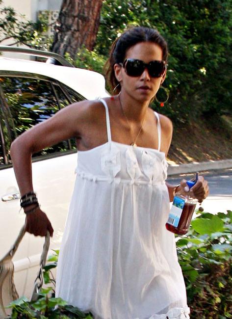 15P Black celebrity actres Halle Berry nice nude black boobs