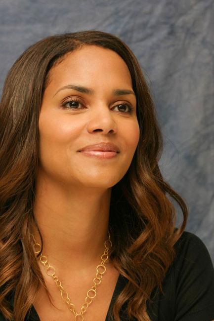 15P Black celebrity actres Halle Berry nice nude black boobs