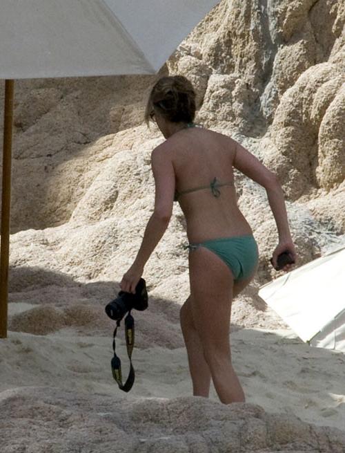 16P Jennifer Aniston showing tits and posing in bikini
