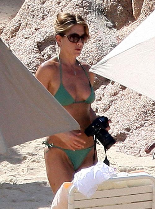 16P Jennifer Aniston showing tits and posing in bikini