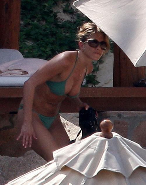 16P Jennifer Aniston showing tits and posing in bikini