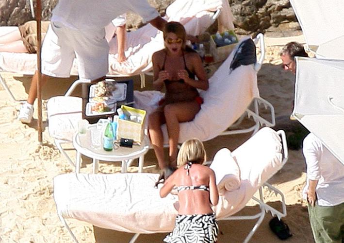 16P Jennifer Aniston showing tits and posing in bikini