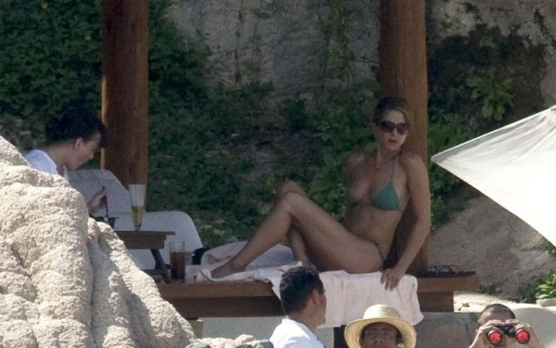 16P Jennifer Aniston showing tits and posing in bikini
