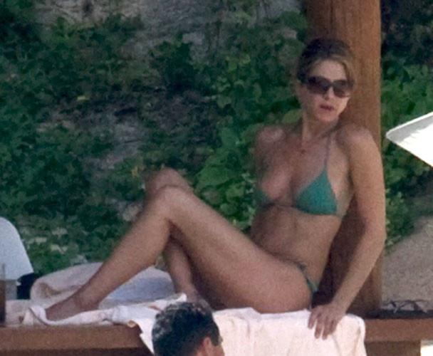 16P Jennifer Aniston showing tits and posing in bikini