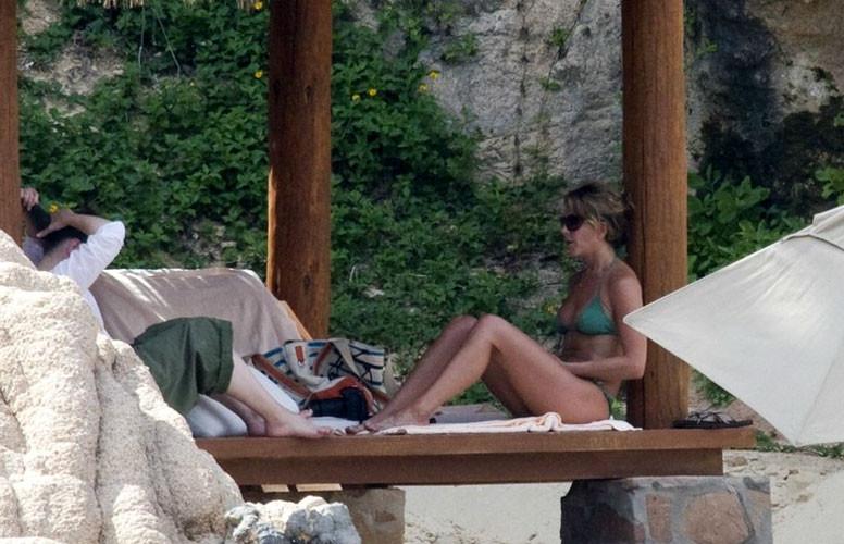 16P Jennifer Aniston showing tits and posing in bikini