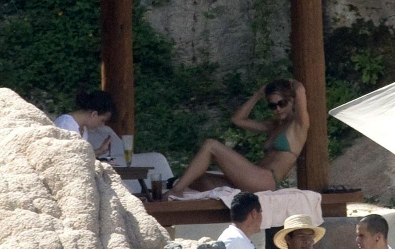 16P Jennifer Aniston showing tits and posing in bikini