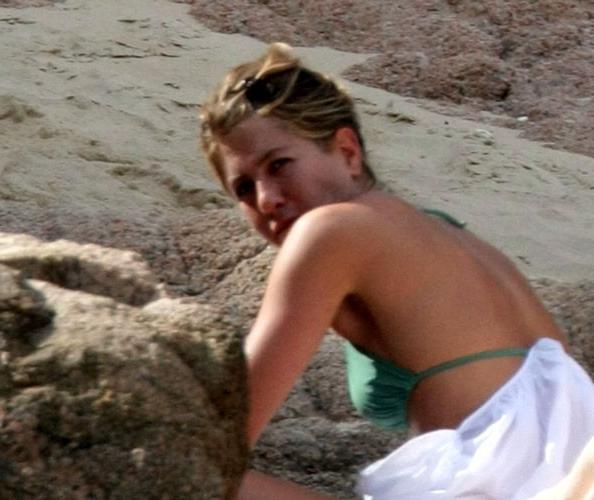 16P Jennifer Aniston showing tits and posing in bikini