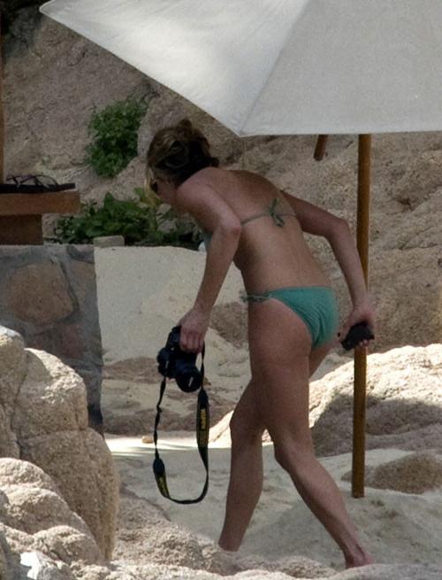 16P Jennifer Aniston showing tits and posing in bikini