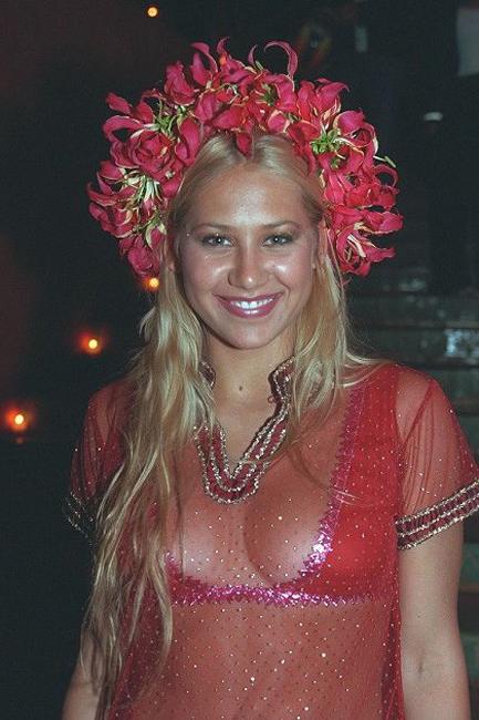 15P Celebrity Anna Kournikova looking totally sexy in thongs