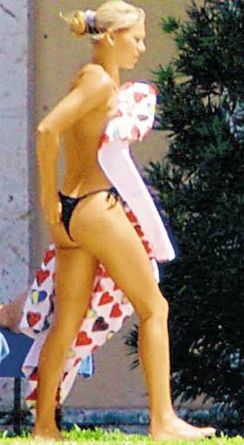 15P Celebrity Anna Kournikova looking totally sexy in thongs