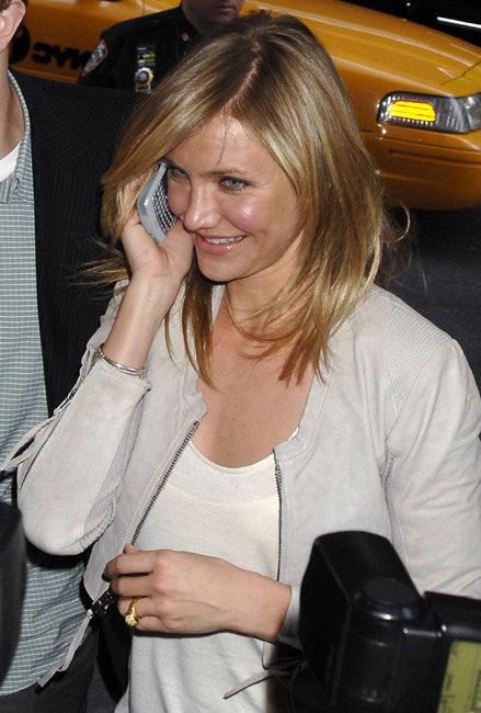 15P Celebrity actress Cameron Diaz nude perky tits and sexy body