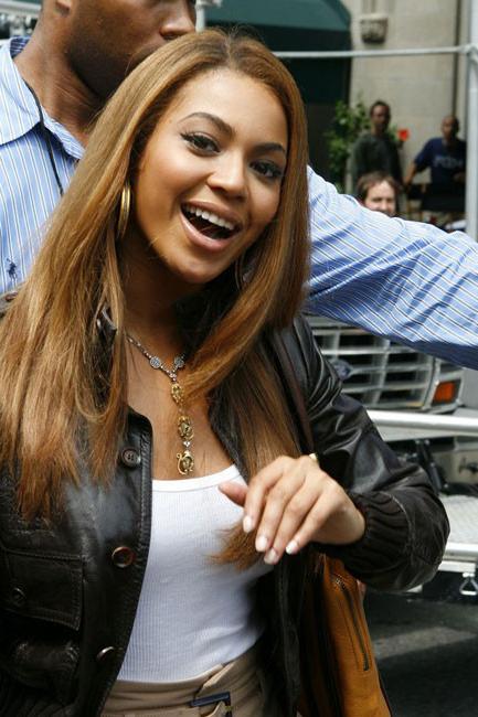 15P Celebrity black babe Beyonce Knowles shows her round ass