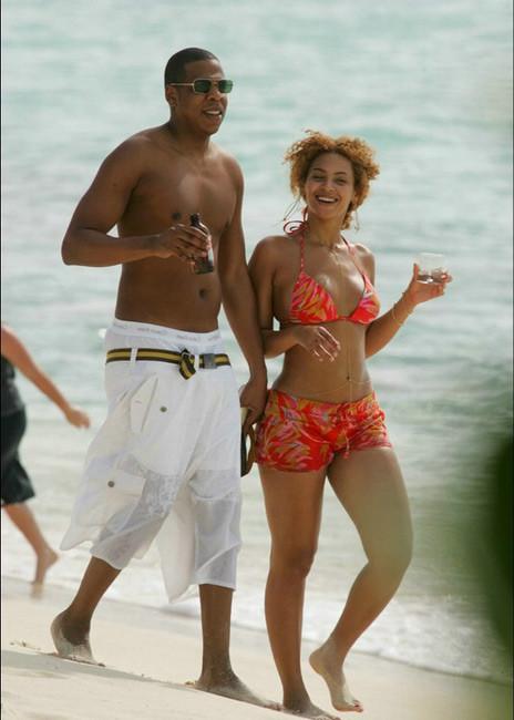 15P Celebrity black babe Beyonce Knowles shows her round ass