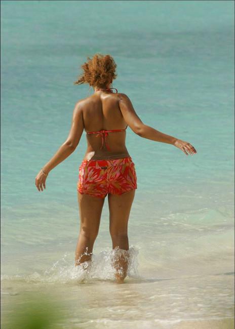 15P Celebrity black babe Beyonce Knowles shows her round ass