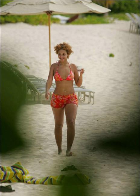 15P Celebrity black babe Beyonce Knowles shows her round ass