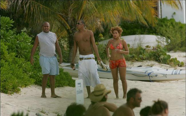 15P Celebrity black babe Beyonce Knowles shows her round ass