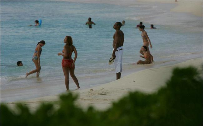 15P Celebrity black babe Beyonce Knowles shows her round ass