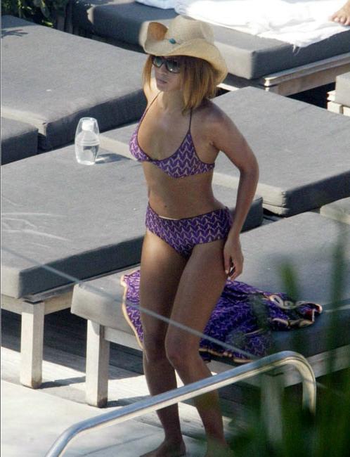 15P Celebrity black babe Beyonce Knowles shows her round ass