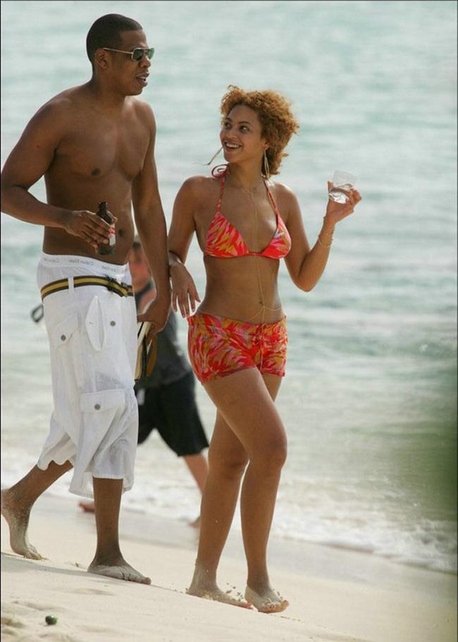 15P Celebrity black babe Beyonce Knowles shows her round ass