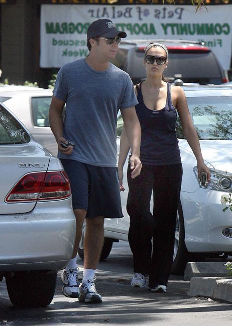 15P Celebrity actress Jessica Alba hard nipples workout